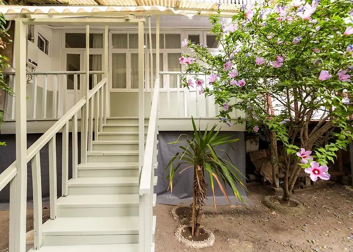 Apartment In Cozy Little Yard